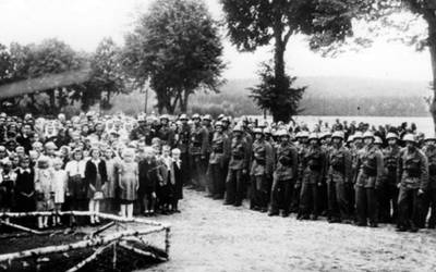 Citizens, school children and troops turn out for the memorial dedication ceremony. (Mahr, 2011)